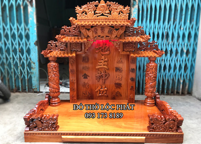Chiêm ngưỡng chiếc bàn thờ Thần Tài thổ địa mái ngói được làm bằng tay vào năm