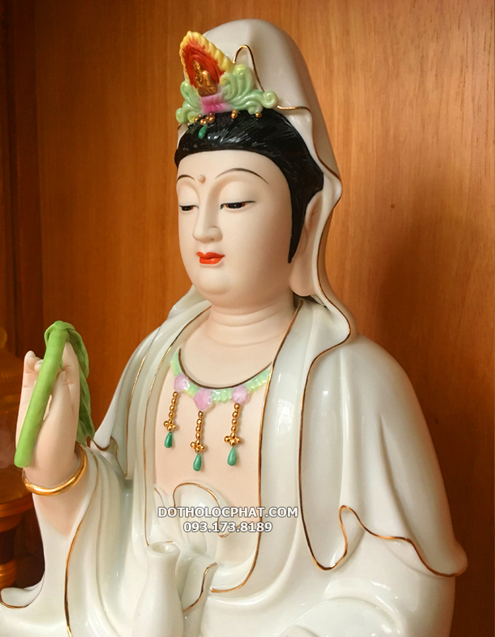 Chiêm ngưỡng tượng Phật Bà Quan Âm để tìm sự bảo vệ và hướng dẫn tinh thần của bạn. Hình ảnh này sẽ mang lại tình yêu và nhân từ cho bạn, giúp bạn bình an trong cuộc sống.