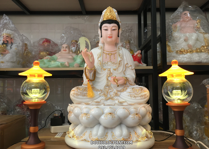 Thờ cúng tượng Phật Bà Quan Thế Âm Bồ Tát trên bàn thờ được xem là một trong những nghi thức linh thiêng của Đạo Phật. Hình ảnh tượng Phật Bà Quan Âm cảm niệm nhẹ nhàng, tình cảm đã trở thành biểu tượng cho sự chấp nhận, bao dung và yêu thương. Ngắm nhìn hình ảnh thờ cúng tượng Phật Bà Quan Thế Âm Bồ Tát trong nhà thờ trang nghiêm để cảm nhận sự thanh tịnh trong tâm hồn.