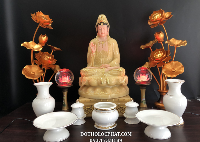 Tượng Phật Bà Quan Thế Âm được chạm khắc bằng các loại đá quý cao cấp, tạo nên một hình ảnh thật sự độc đáo và tuyệt mỹ. Xem hình ảnh này giúp cho người xem tìm thấy sự tôn trọng và khâm phục với tinh thần cao quý của Phật giáo, đồng thời học hỏi và lấy tinh thần cao đẹp của Phật giáo vào cuộc sống hàng ngày.